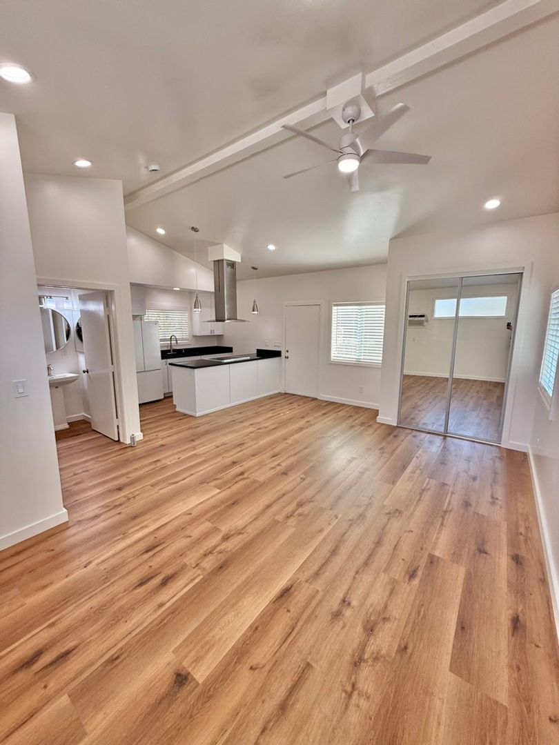 Oceanside House: 2390 1/2 Ivy Rd