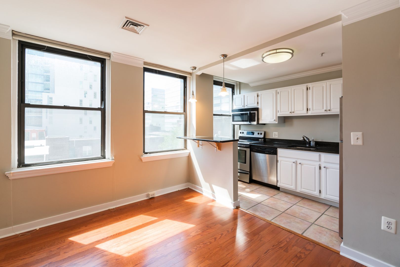 Philadelphia House: 1939 Chestnut Street, Unit 4B