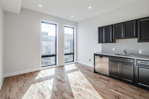 One Bed Queen Village Apartment – photo 1