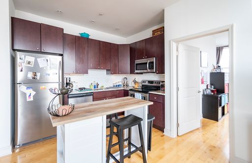 Two Bed Queen Village Apartment – photo 1