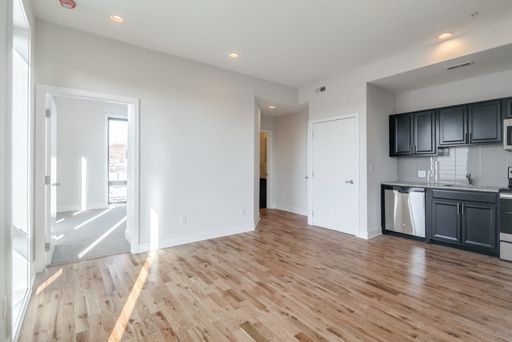 One Bed Queen Village Apartment – photo 1