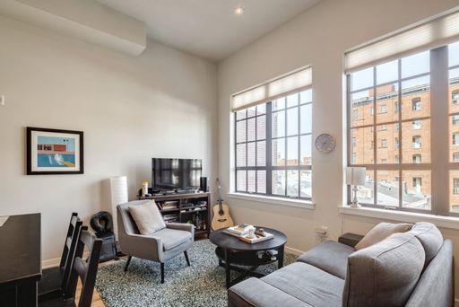 One Bed Queen Village Apartment – photo 1