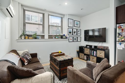 One Bed Queen Village Apartment – photo 1