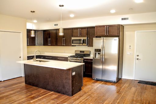 One Bedroom Queen Village Apartment – photo 1