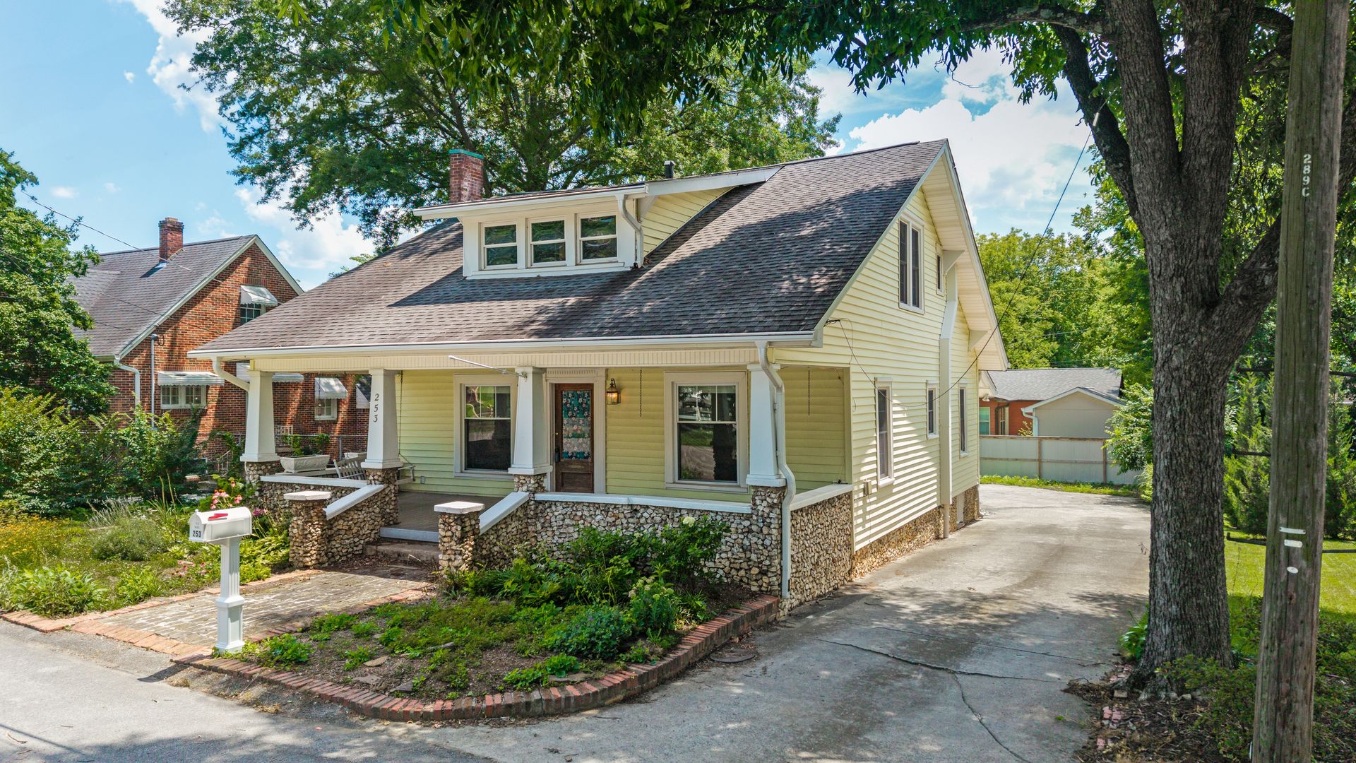 Cleveland House: 253 15th St Nw