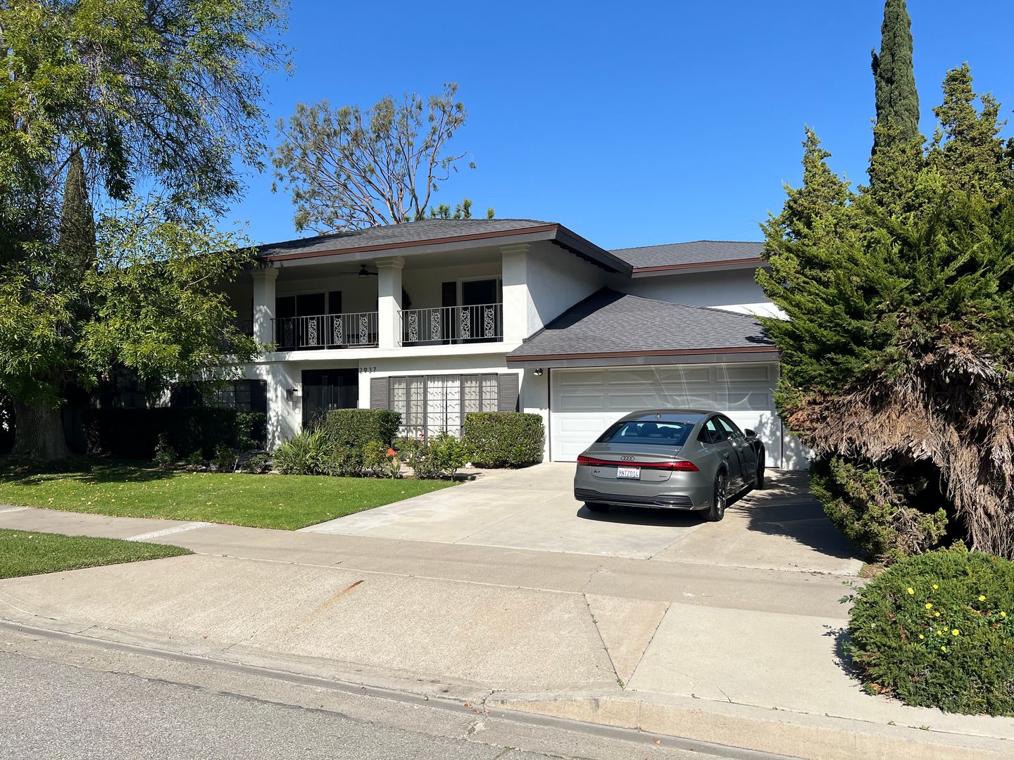 Orange House: 2937 E Craig Drive