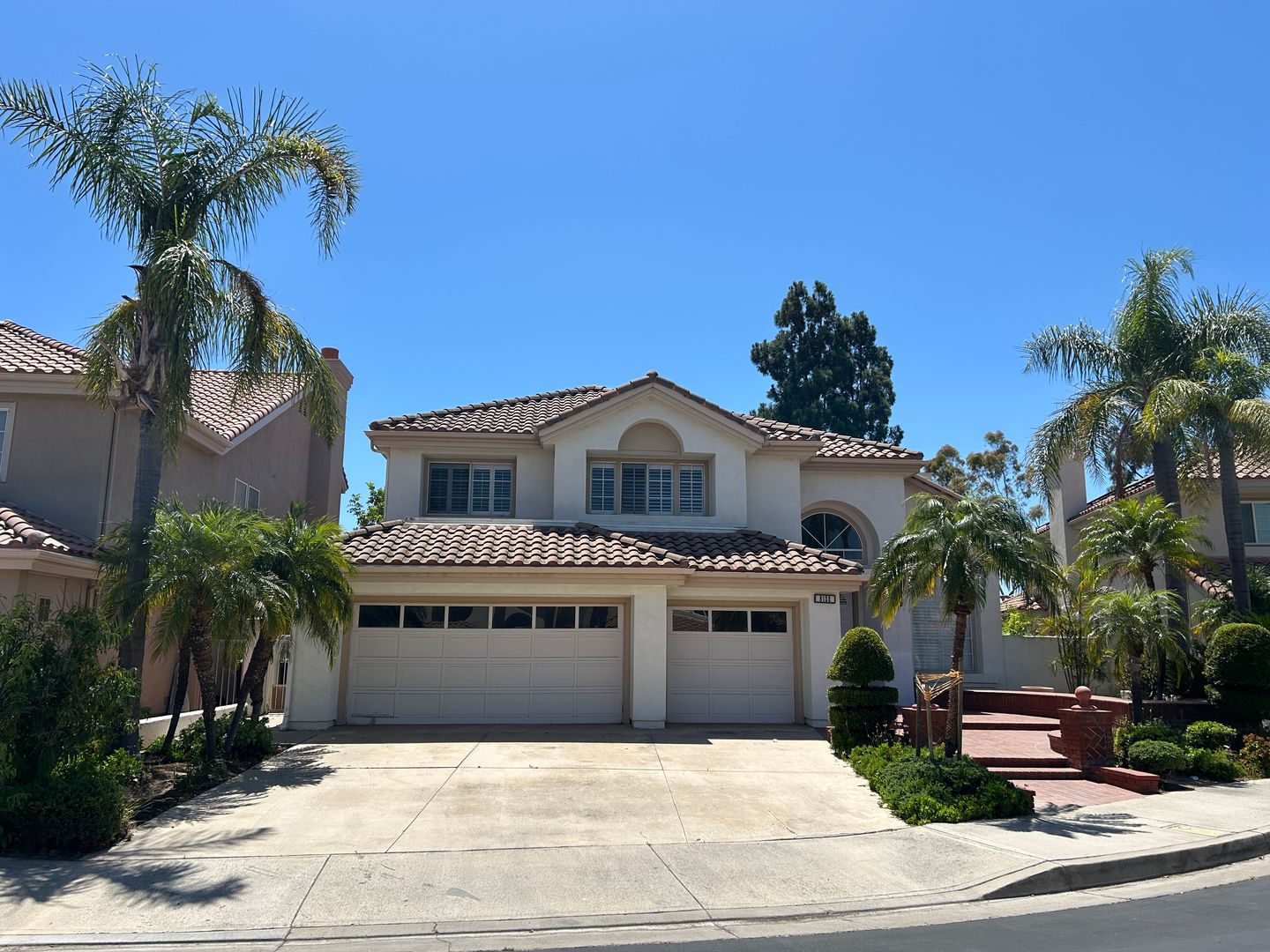 Orange House: 8132 E Hillsdale Drive