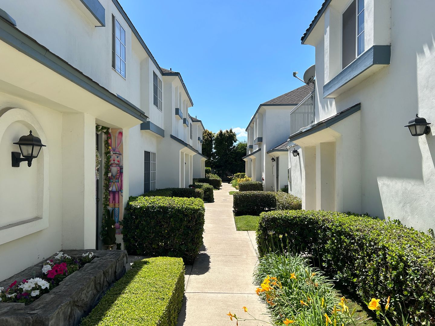 Tustin Apartment: 1432 San Juan Street