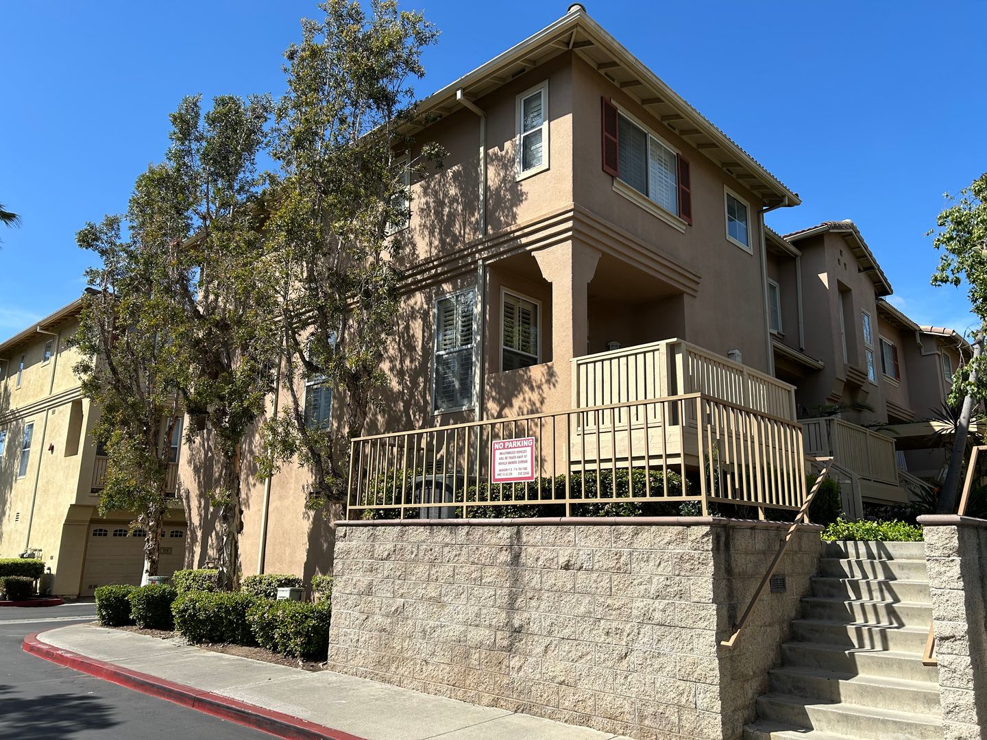 Anaheim Townhome: 323 W Summerfield Circle
