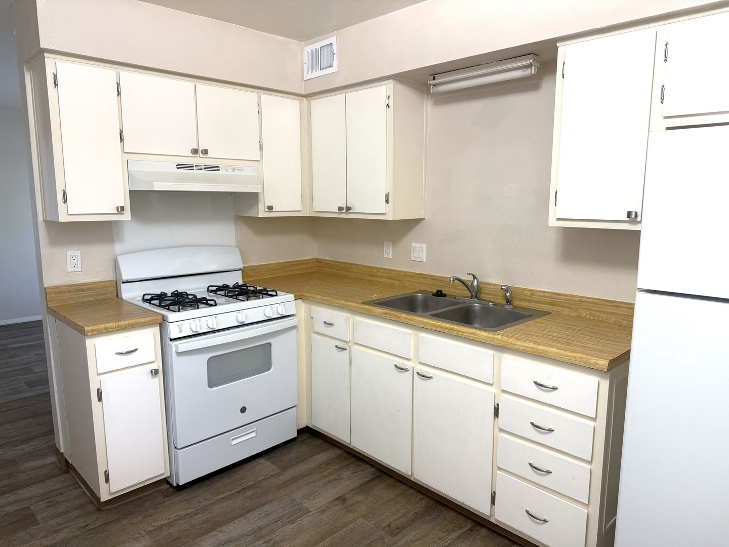 Albuquerque Apartment: 940 Chelwood Park Blvd NE