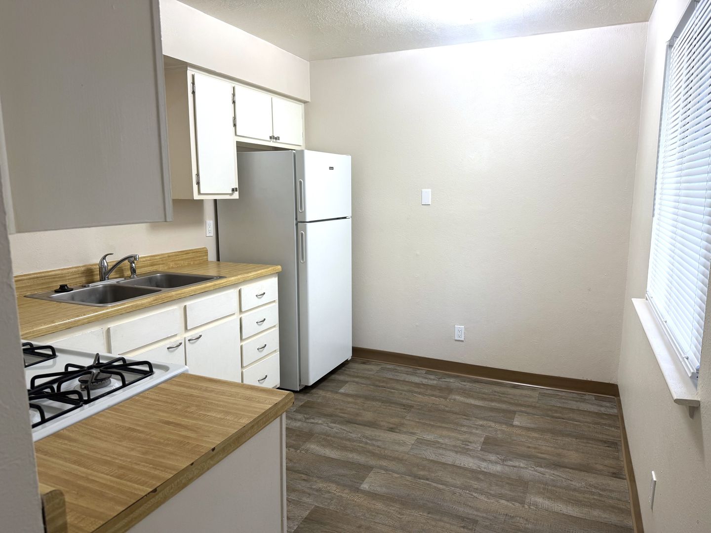 Albuquerque Apartment: 940 Chelwood Park Blvd NE