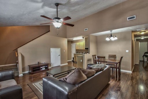640 Eugenia St - 3Bed/3Bth Townhome within walking distance to Railroad Square/Gaines Street/Campus – photo 1