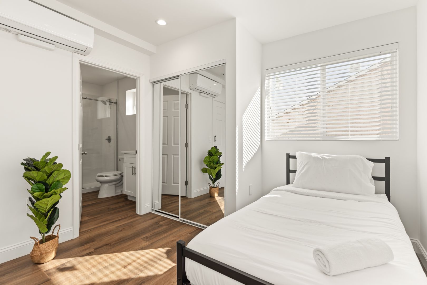 Los Angeles Apartment: 1713 Kelton Ave