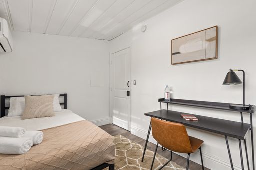 Single Room with a Common Bathroom in a 7 Bedroom Apartment at 1515 Selby -Room 6 – photo 1