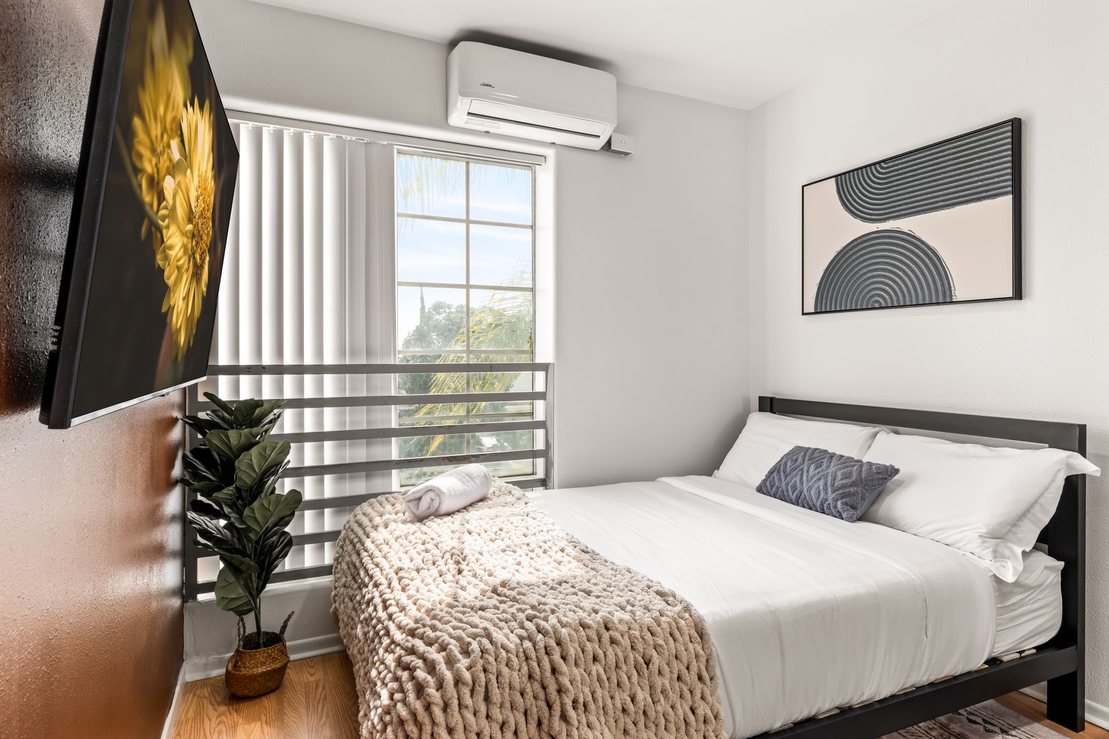 Los Angeles Apartment: 10777 Ashton 201