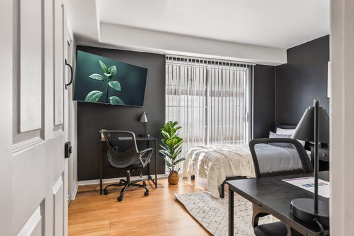 Single Room with a Common Bathroom in a 7 Bedroom Apartment at 10777 Ashton 302 - Room 5 – photo 1