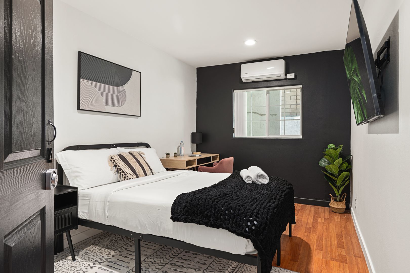 Los Angeles Apartment: 10777 Ashton 102