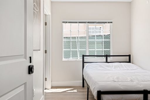 Single Room with an Ensuite Bathroom in a 6 Bedroom Apartment at 1709 Kelton -Room 1 – photo 1