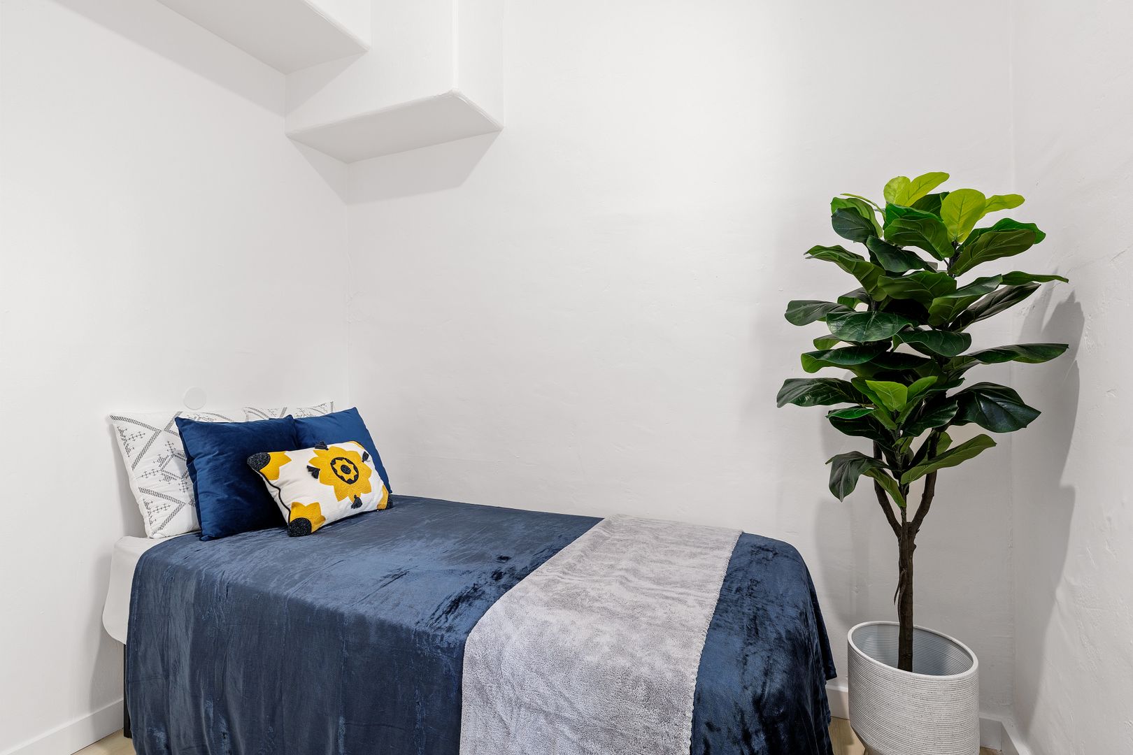 Los Angeles Apartment: 840 Hilgard Ave