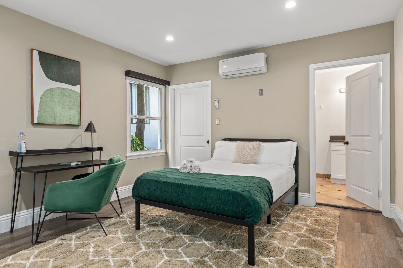 Los Angeles Apartment: 1517 Selby Ave