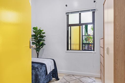 Twin/Shared Room with a Common Bathroom at 832 Hilgard - Room 301 - A – photo 1