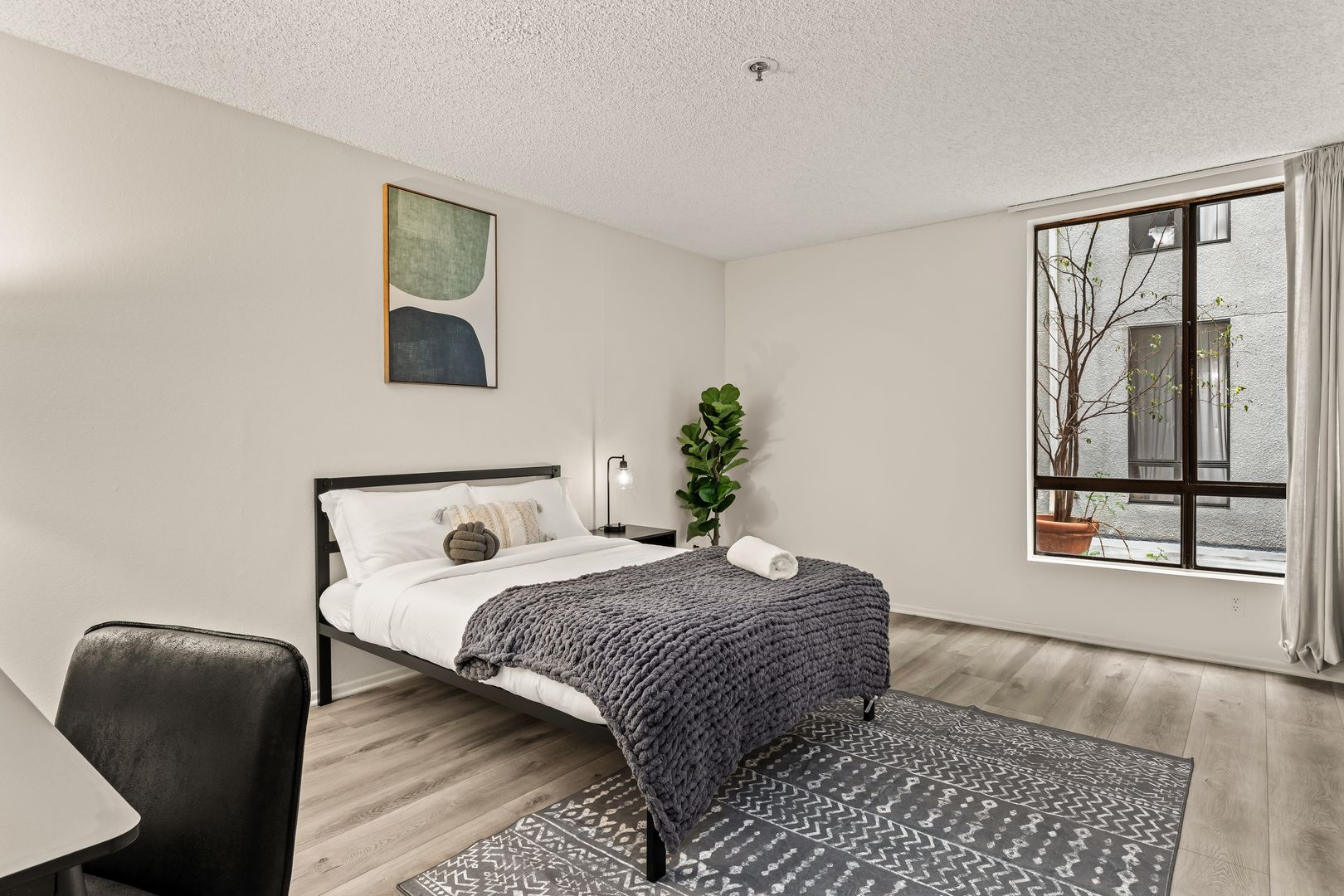 Los Angeles Apartment: 655 Kelton 119