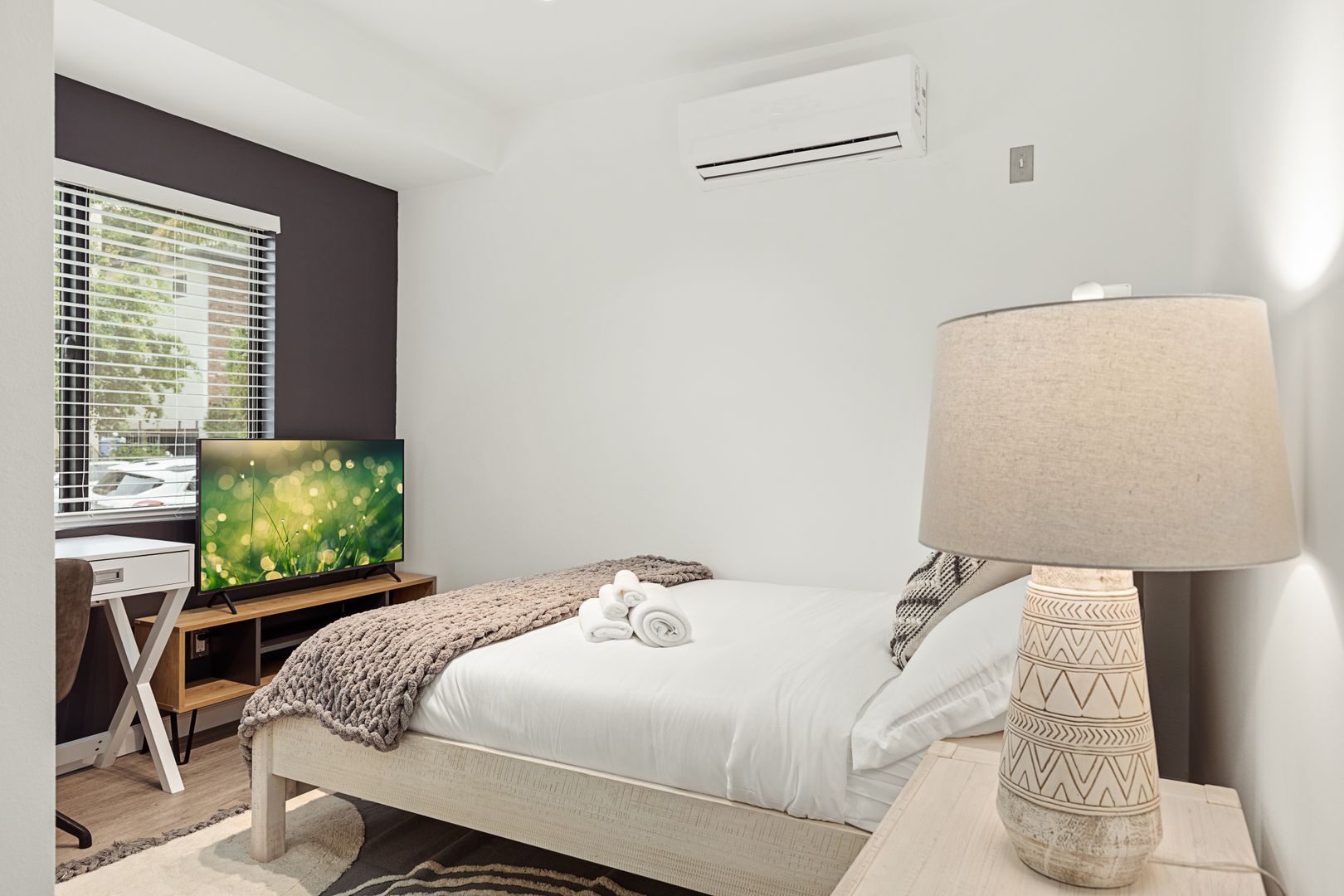 Los Angeles Apartment: 1702 Malcolm Avenue