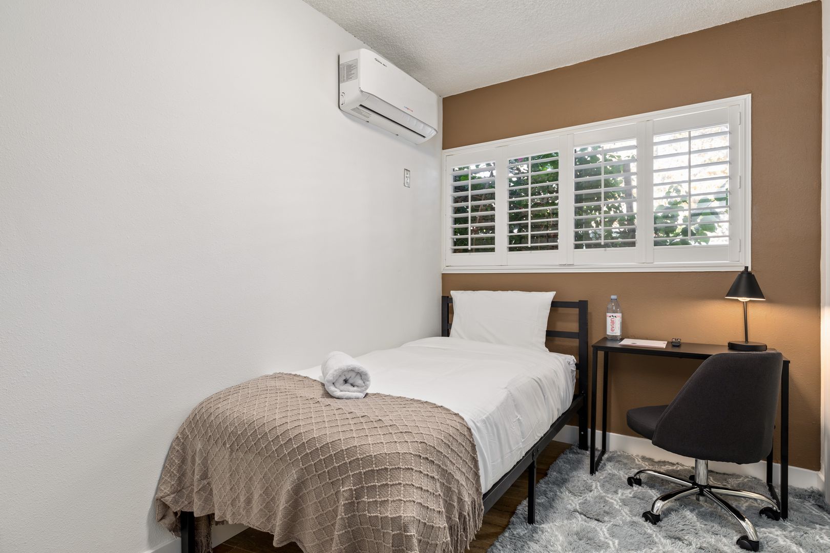 Los Angeles Apartment: 1700 Malcolm Avenue