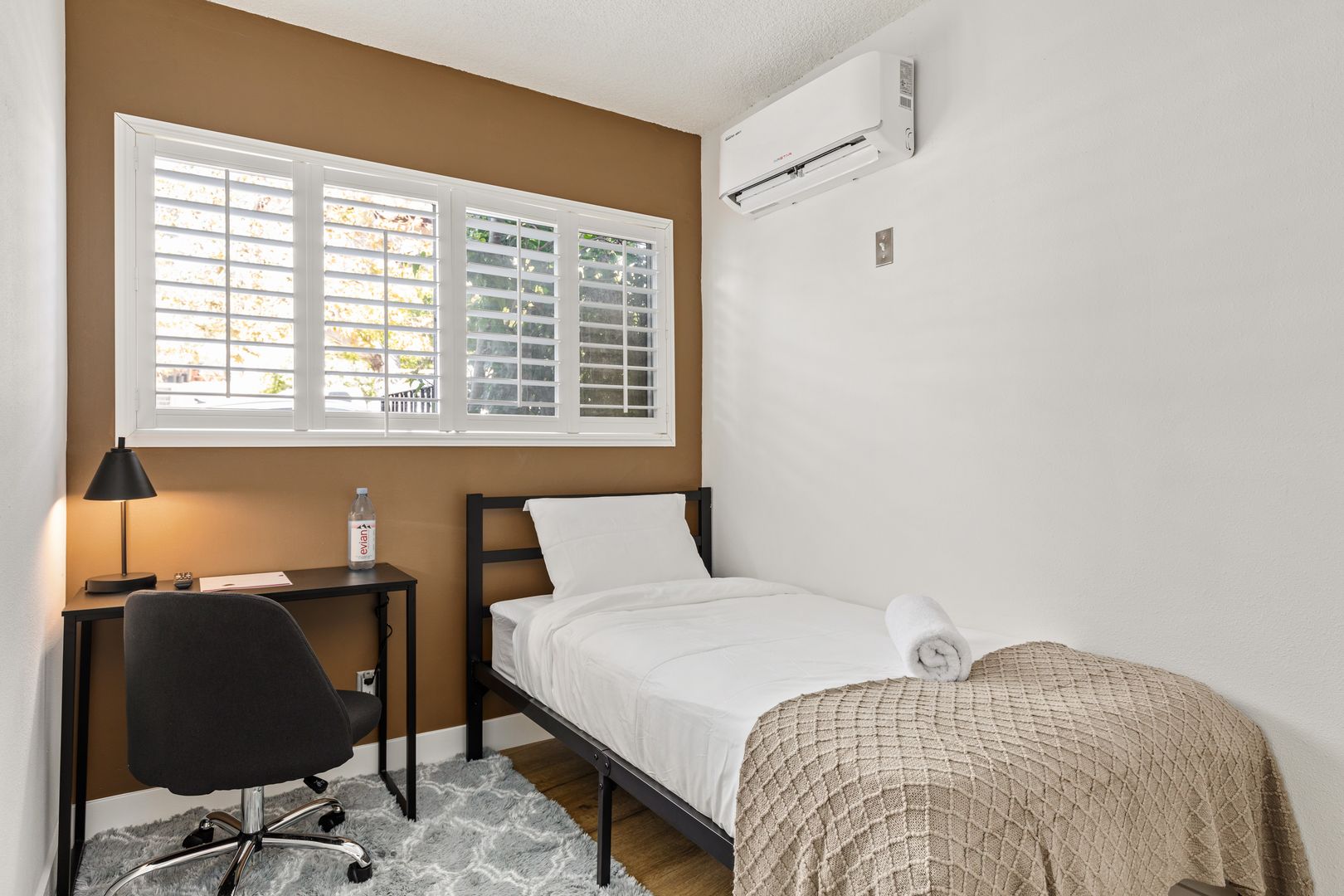 Los Angeles Apartment: 1700 Malcolm Avenue
