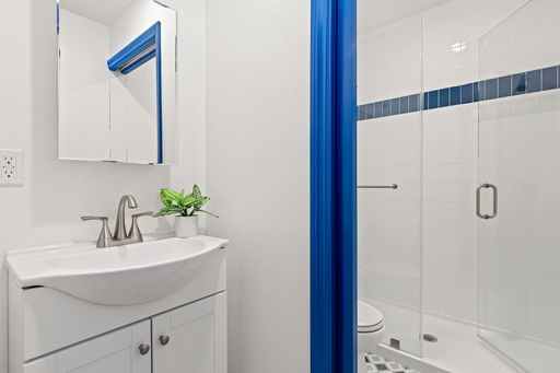 Single Room with an Ensuite Bathroom at 832 Hilgard - Room 102 – photo 1