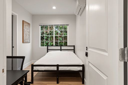 Single Room with an Ensuite Bathroom in a 6 Bedroom Apartment at 1707 Kelton - Room 2 – photo 1