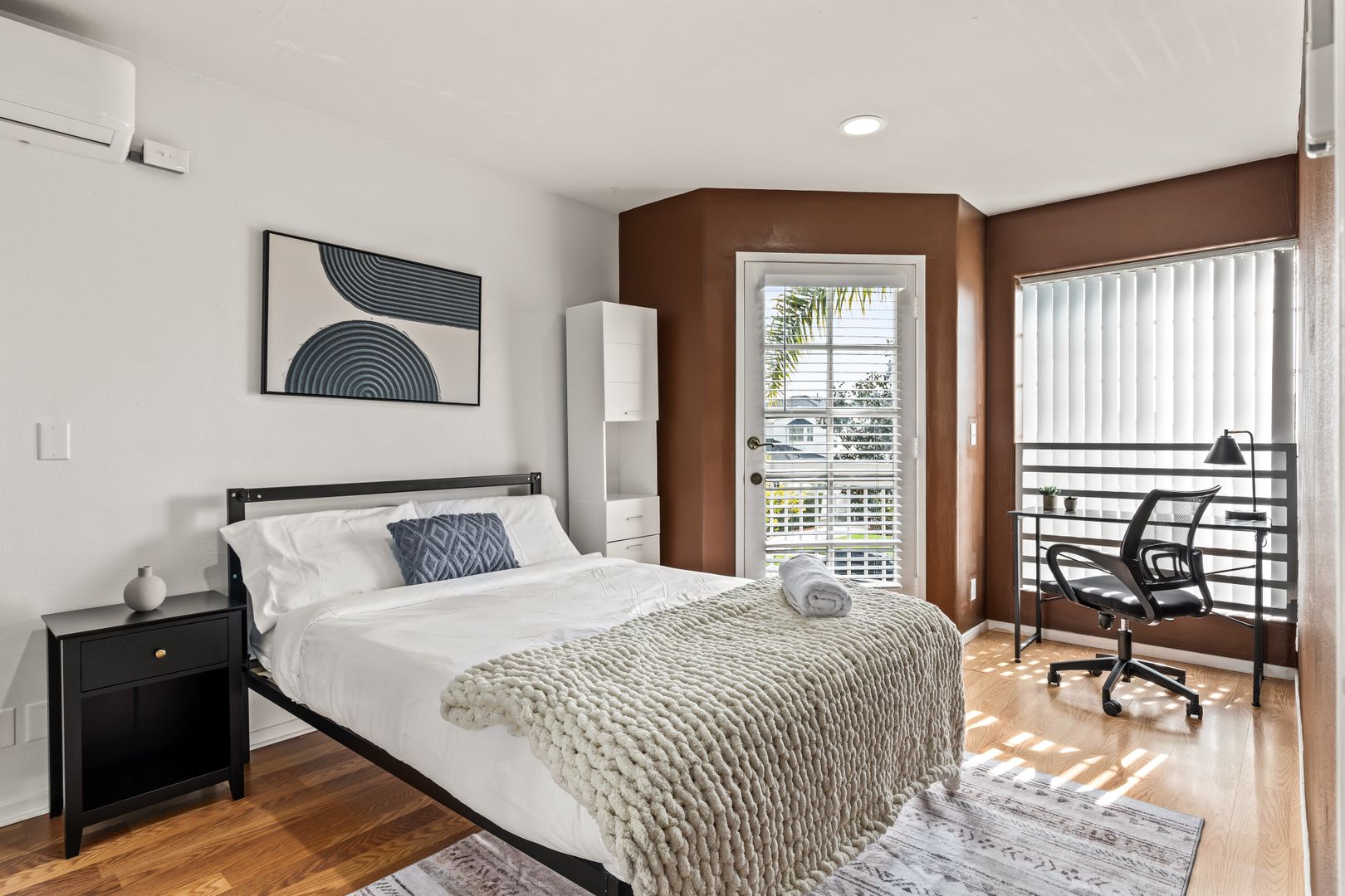 Los Angeles Apartment: 10777 Ashton 201