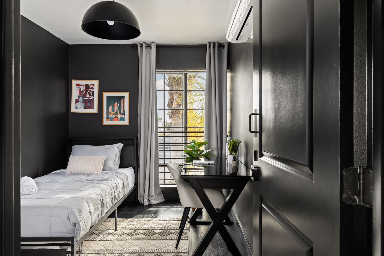 Los Angeles Apartment: 10777 Ashton 202