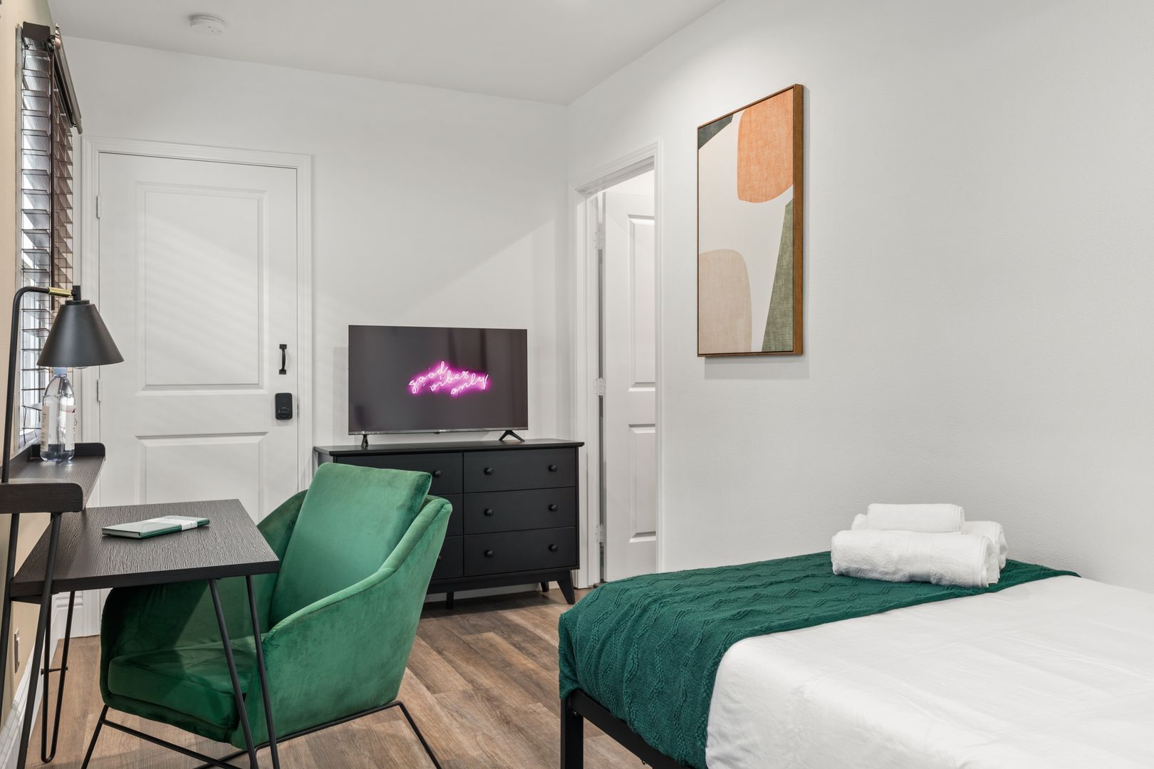 Los Angeles Apartment: 1517 Selby Ave