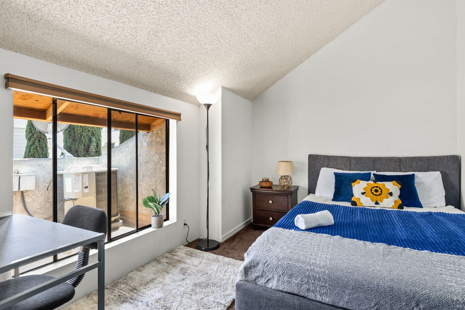 Los Angeles Apartment: 1823 Pelham 8