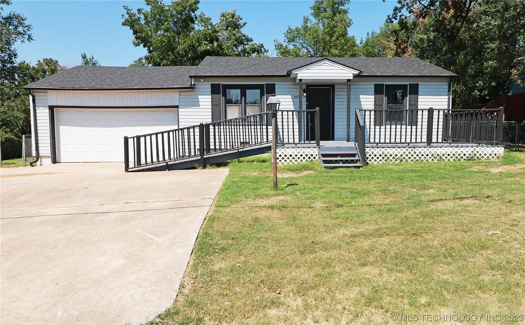 Sand Springs House: 633 Loop Dr. W