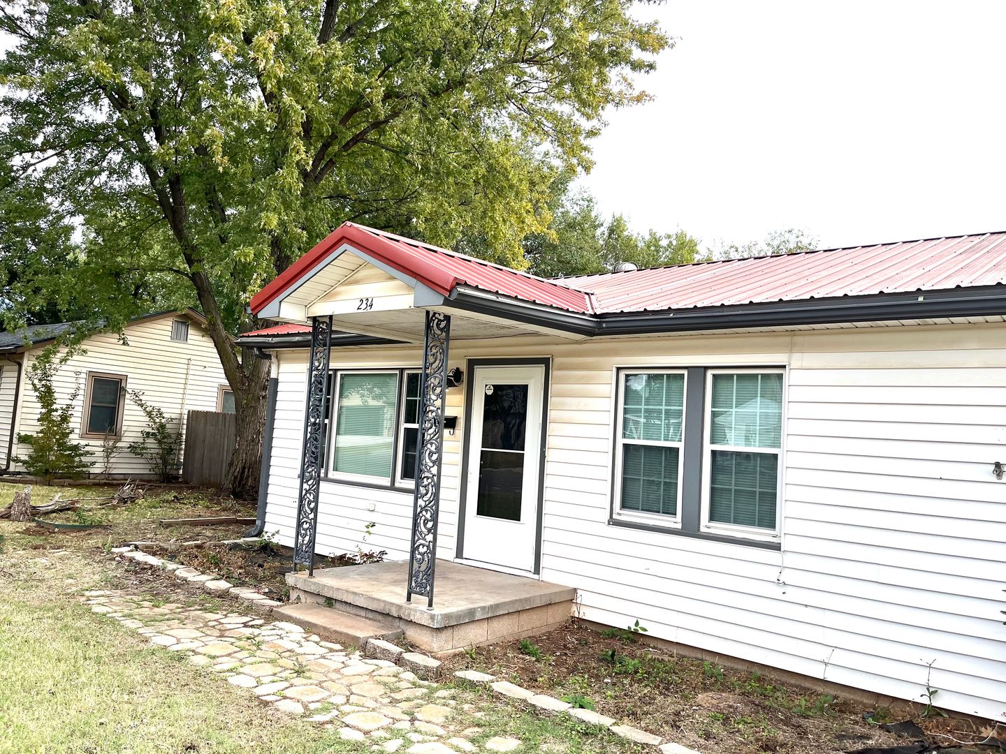 Edmond House: 234 W Thatcher St