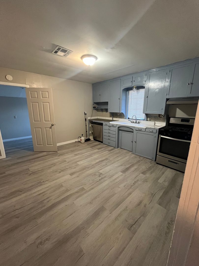 Beautiful upstairs 3 bed 1 bath apartment in Lexington, Ok