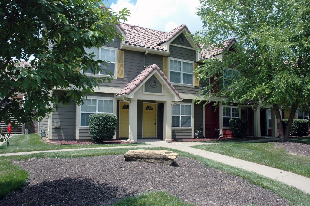 KANSAS CITY Apartment: 1321A NE 39th St.