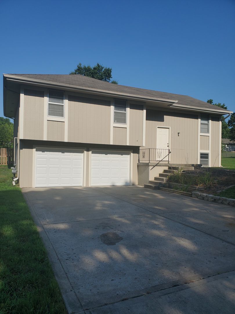 KANSAS CITY Apartment: 1321A NE 39th St.