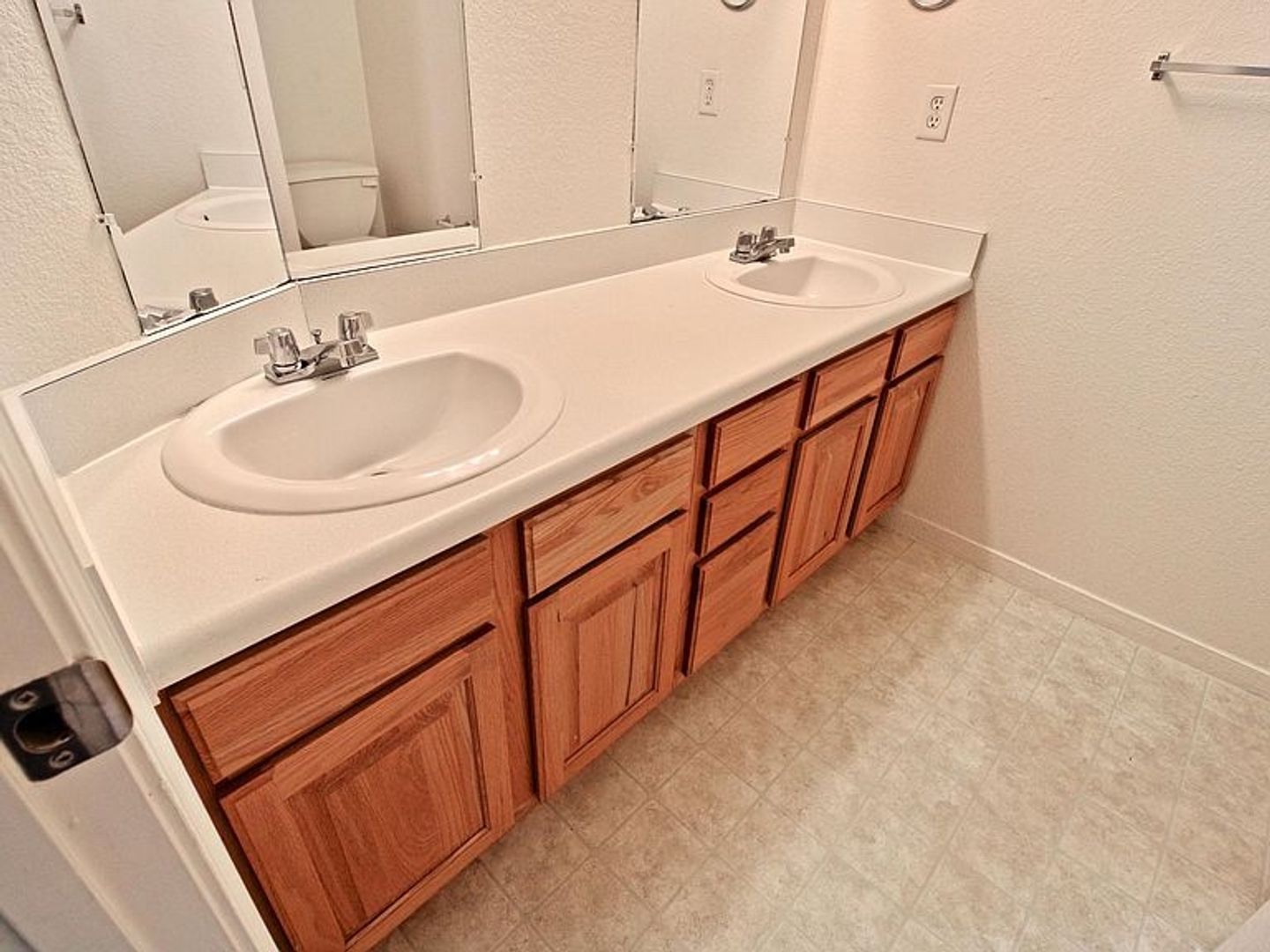 KANSAS CITY Apartment: 1321A NE 39th St.