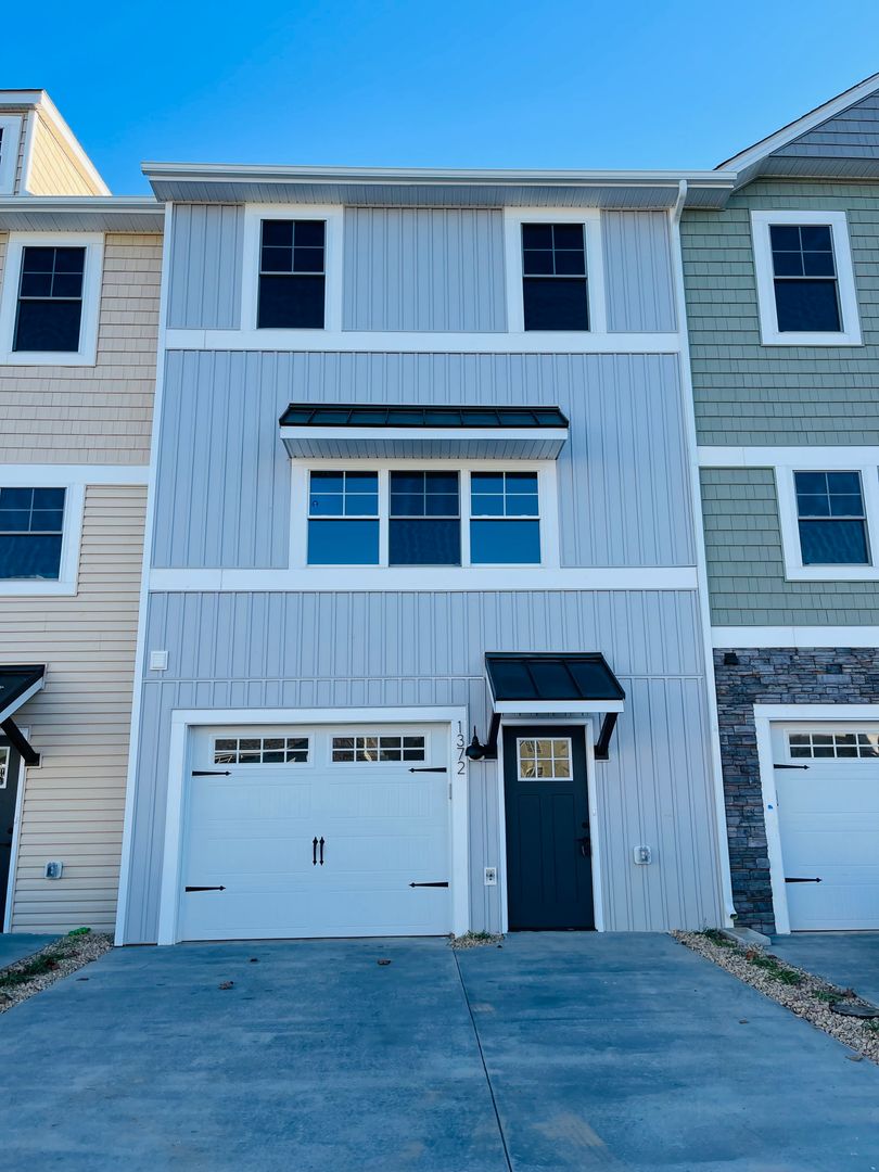 Rockingham House: 1424 Derby Drive