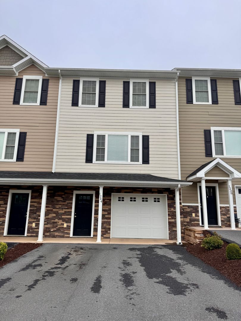 Rockingham House: 1244 Harvest Court