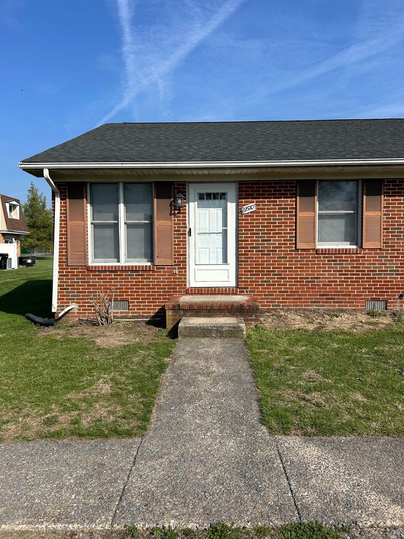 New Market House: 9570 Shenandoah Drive