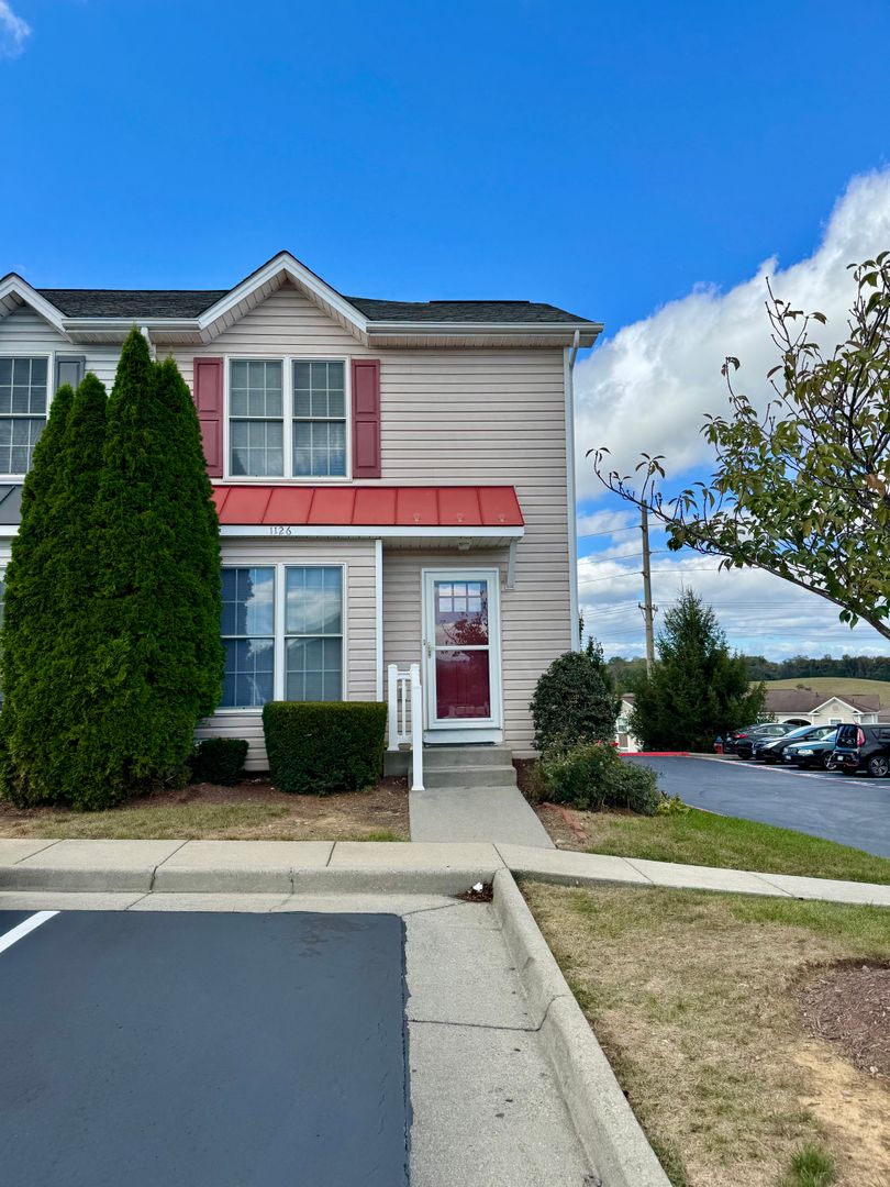 Harrisonburg House: 1126 Thomas Paine Drive