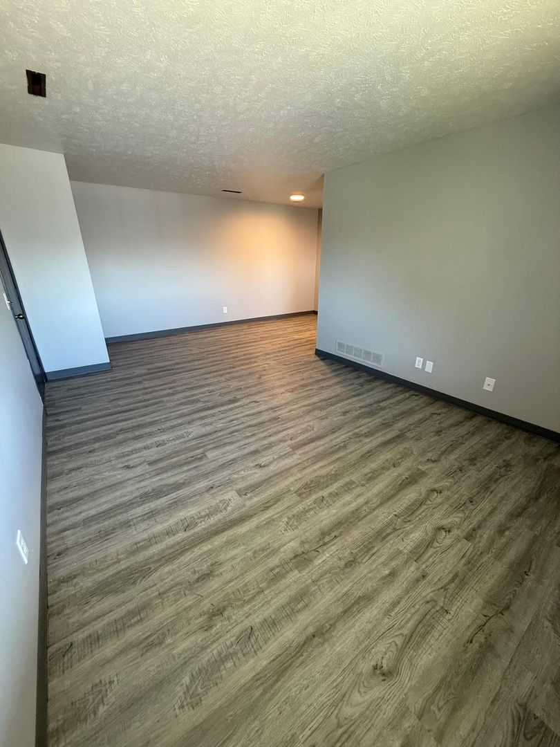 Davenport Apartment: 7112 Hillandale Rd.