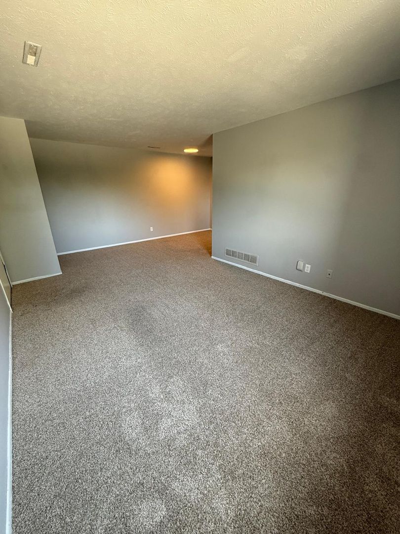 Davenport Apartment: 7108 Hillandale Rd.