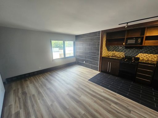 6th Floor Modern Studio facing Oak Grove only $975