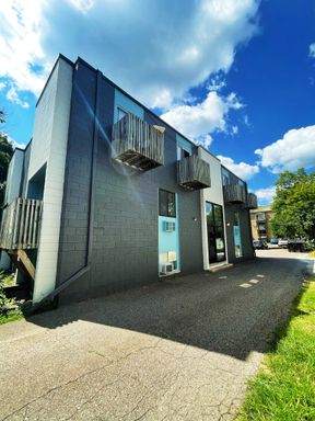 1-Bedroom + Bonus Room Near U-M | Furnished, Parking, & Laundry | Fall/Academic Leases Available – photo 1