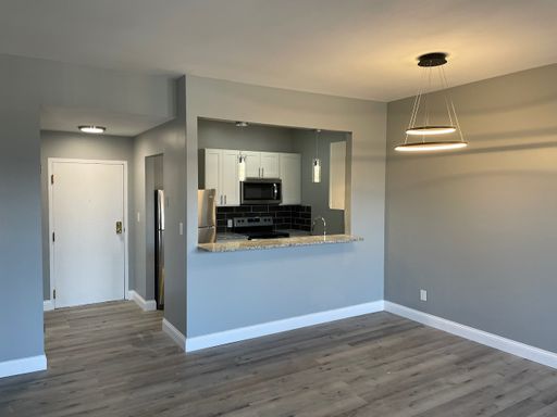 Apply by 8/14 and receive $500 Off 1st Month Rent- Renovated 2BR | Granite Kitchen | In-Unit Laundry – photo 1